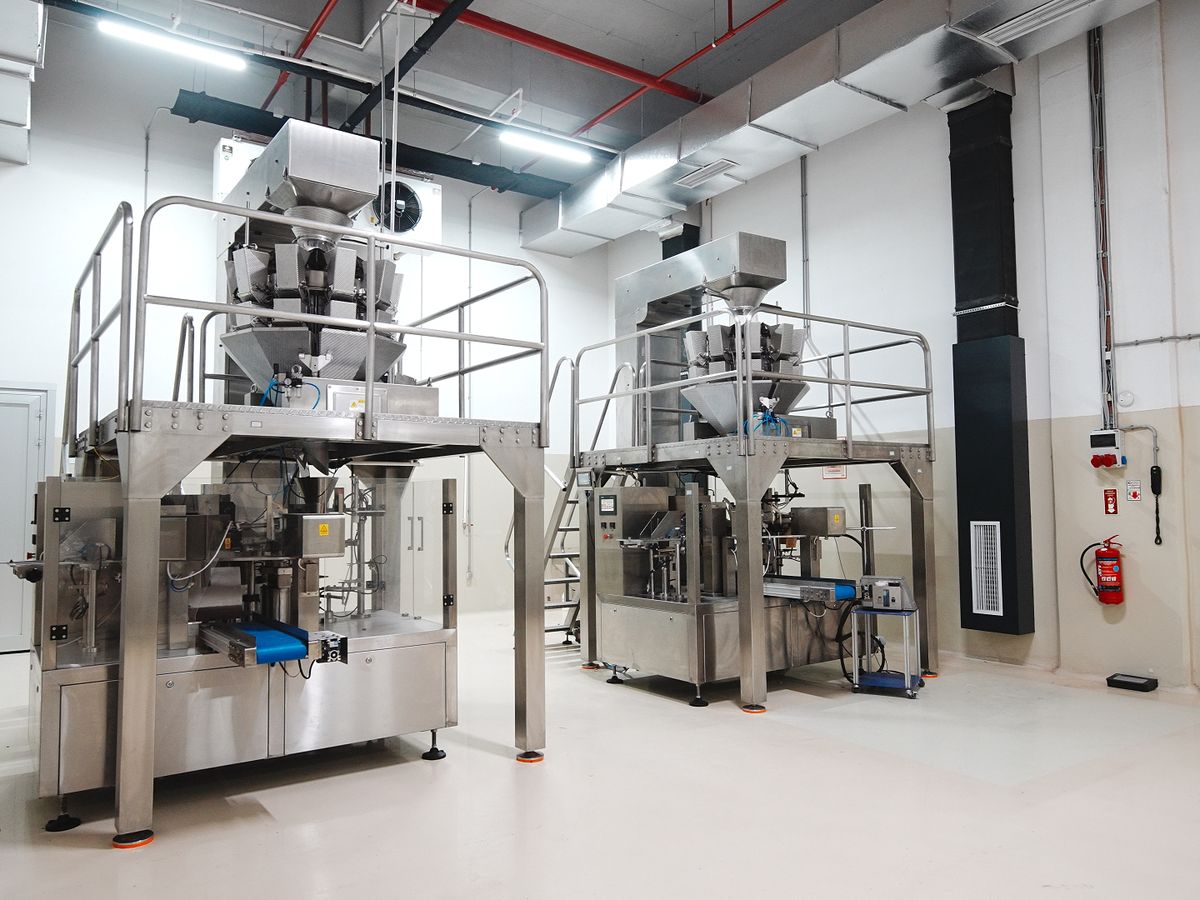 Packaging line with multihead weighers and doypack machines